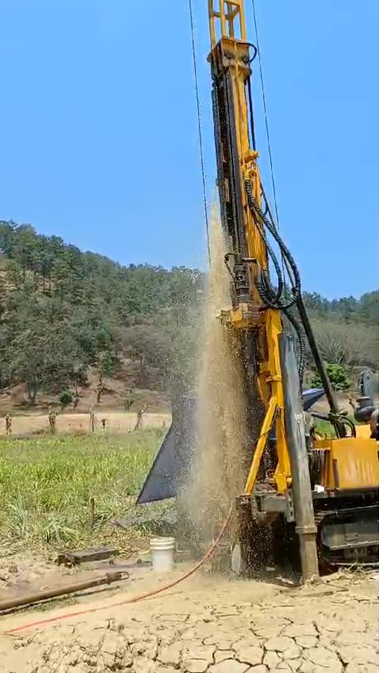 Perforadora de MACO trabajando en un pozo de agua